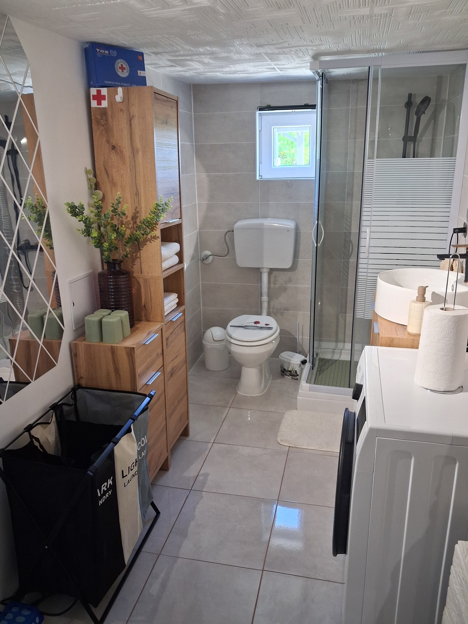 Badezimmer mit Dusche und Waschmaschine