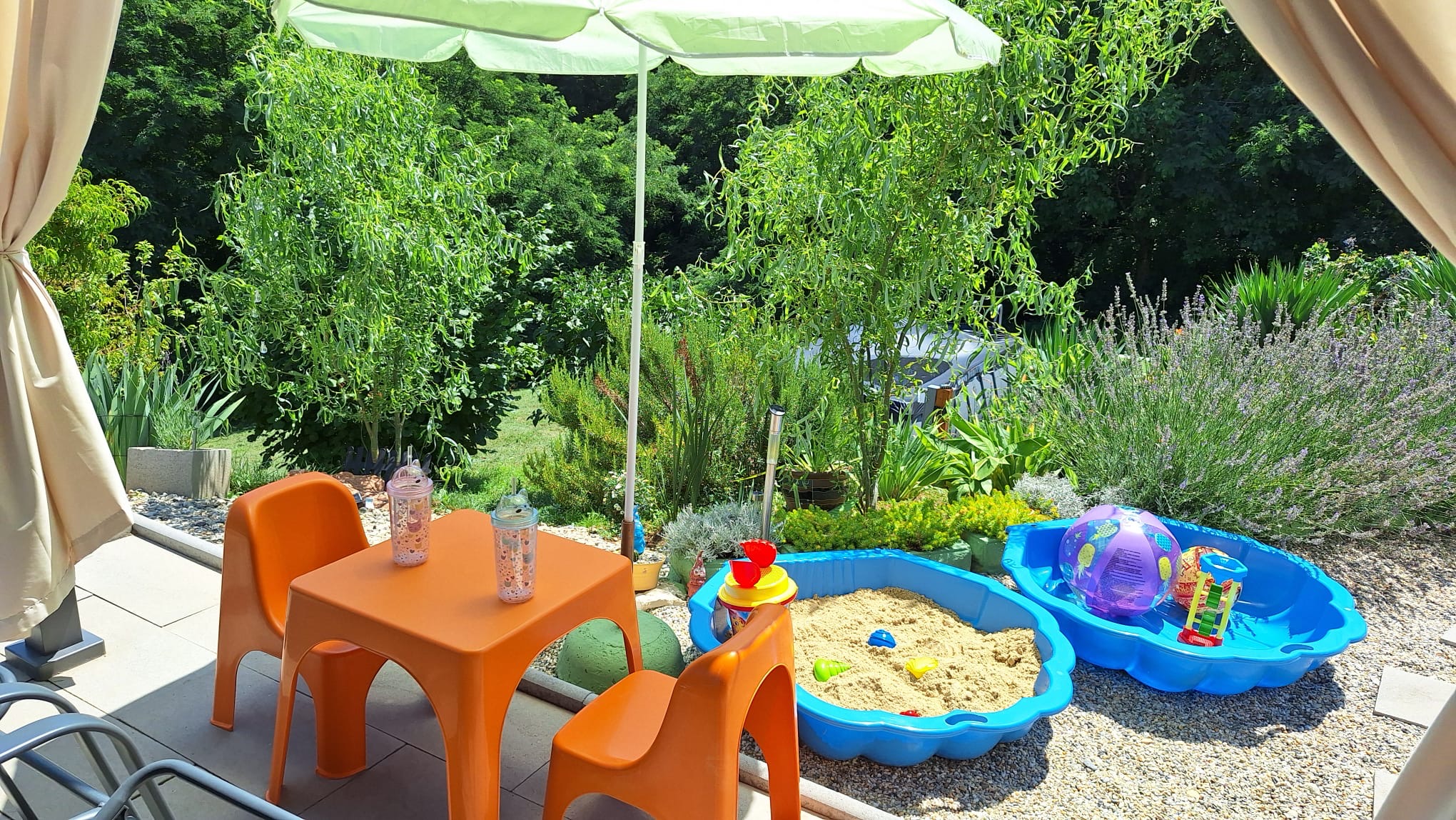 Kinderbereich mit Sandkasten und Spielbecken