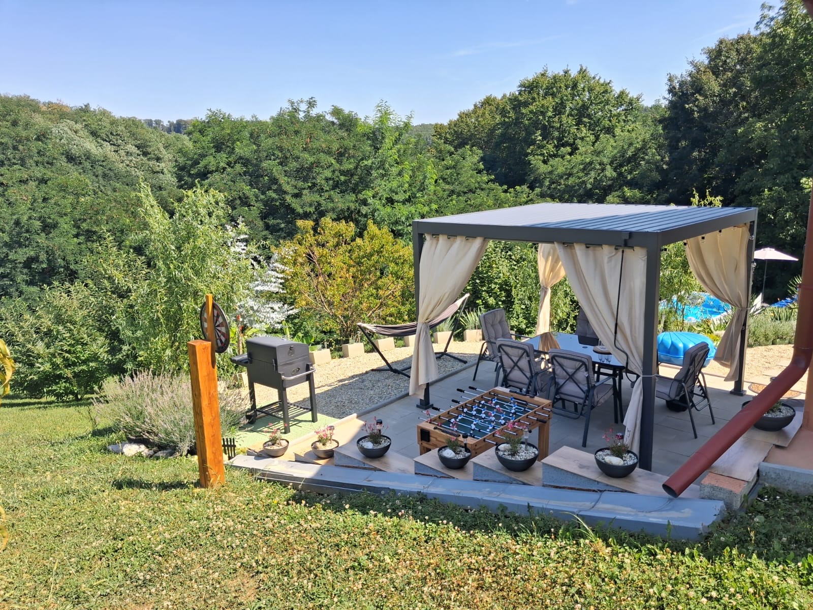 Terrasse mit Pergola, Grill und Tischkicker
