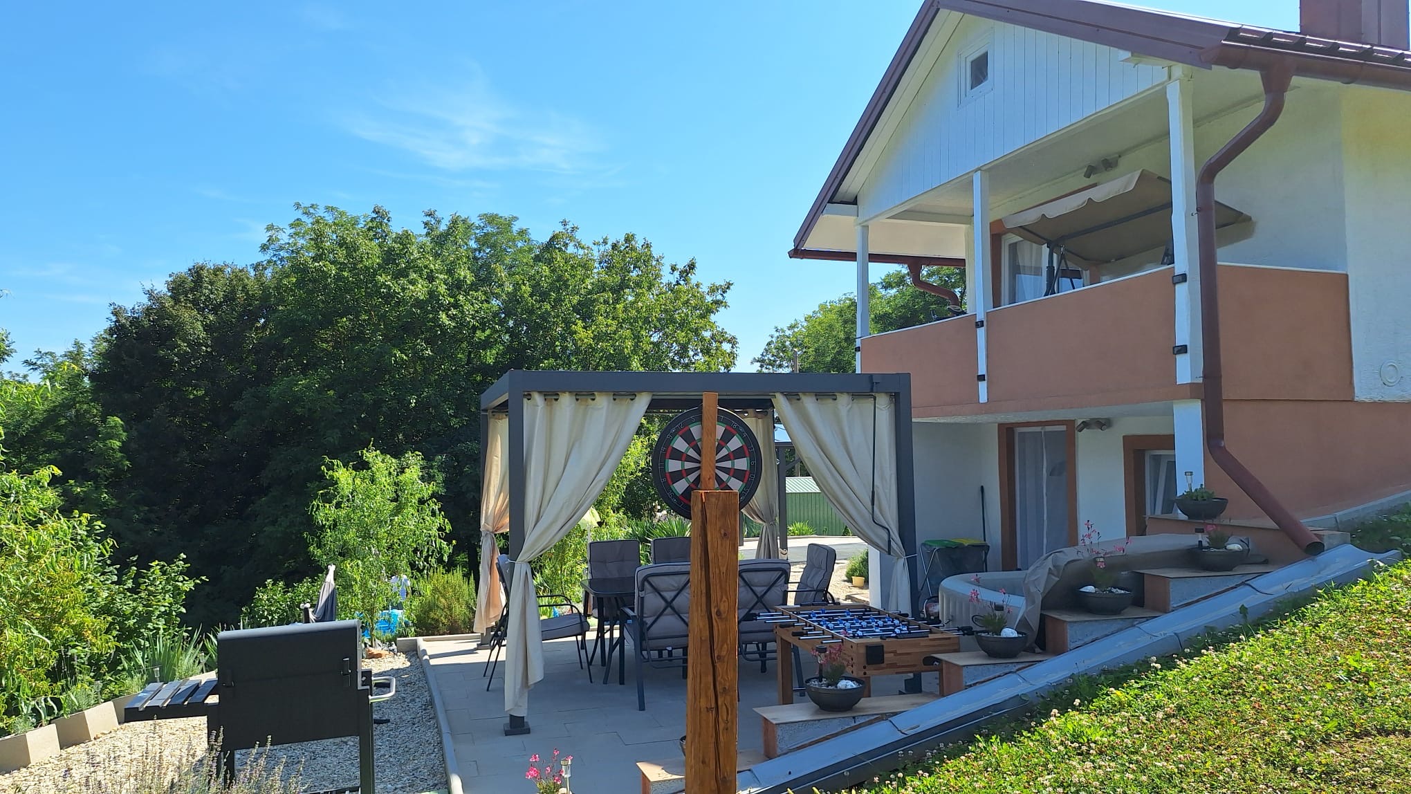 Ferienhaus mit Terrasse und Gartenbereich