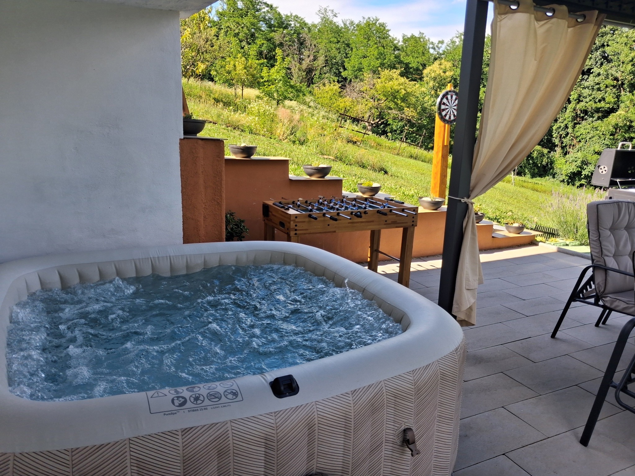 Whirlpool auf der Terrasse mit Gartenblick