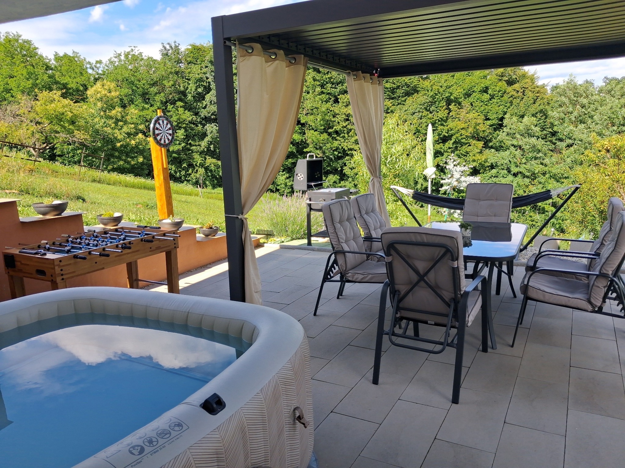 Terrasse mit Whirlpool und Gartenblick